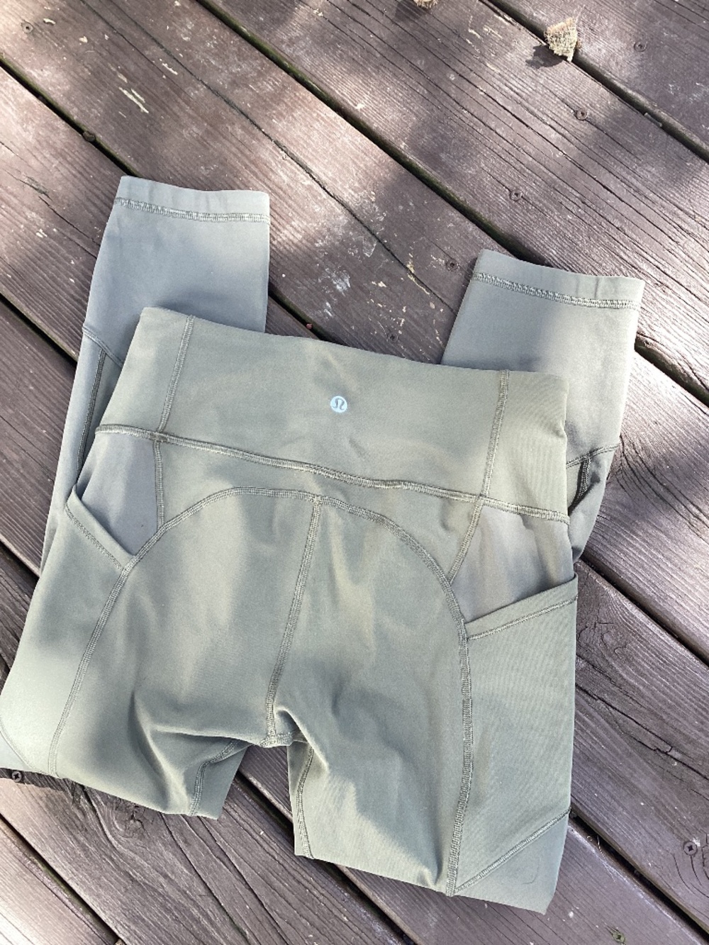 Lululemon Crop Army Green Leggings 8 Cropped Pockets Size 8 - measurements shown